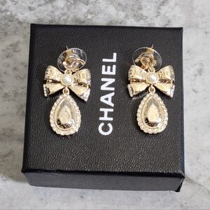 CHANEL Gold Bow & Teardrop Drop Earrings✨️